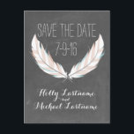 Feathers   Chalkboard Wedding Save the Date Ankündigungspostkarte<br><div class="desc">Eine Hochzeit speichern das Datum Postkarte mit einer Abbildung eines Paar Federn. Hintergrund ist Kalkboard inspiriert. Personalisieren Sie den Text.</div>