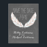 Feathers   Chalkboard Wedding Save the Date Ankündigungspostkarte<br><div class="desc">Eine Hochzeit speichern das Datum Postkarte mit einer Abbildung eines Paar Federn. Hintergrund ist Kalkboard inspiriert. Personalisieren Sie den Text.</div>