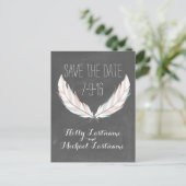 Feathers + Chalkboard Wedding Save the Date Ankündigungspostkarte (Stehend Vorderseite)