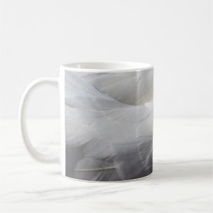 Feathers kreativer Hintergrund Kaffeetasse