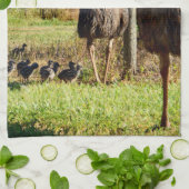 "Feathers of stolz: Emu Eltern mit ihren Chicks" Geschirrtuch (Gefaltet)