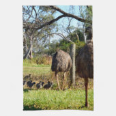 "Feathers of stolz: Emu Eltern mit ihren Chicks" Geschirrtuch (Vertikal)