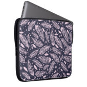 Feathery Fantasy: Romantische Musterkreation Laptopschutzhülle (Vorne Rechts)