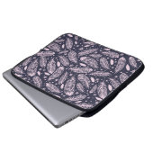 Feathery Fantasy: Romantische Musterkreation Laptopschutzhülle (Vorne Knopf)