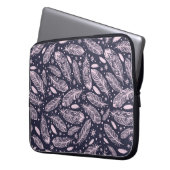 Feathery Fantasy: Romantische Musterkreation Laptopschutzhülle (Vorderseite Links)
