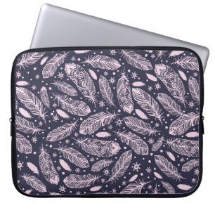 Feathery Fantasy: Romantische Musterkreation Laptopschutzhülle