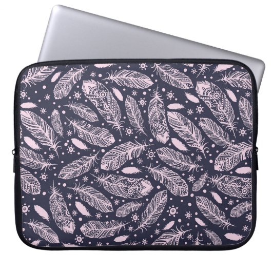 Feathery Fantasy: Romantische Musterkreation Laptopschutzhülle (Vorderseite)