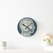 Feathery Head mit glänzenden weißen Büchern (Dark Runde Wanduhr (Zuhause)