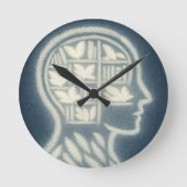 Feathery Head mit glänzenden weißen Büchern (Dark Runde Wanduhr (Vorderseite)