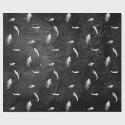 Federn auf schwarzem Lederumschlagpapier Geschenkpapier (Flach)