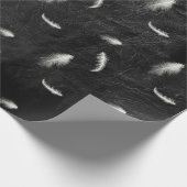 Federn auf schwarzem Lederumschlagpapier Geschenkpapier (Ecke)