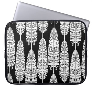 Federn Boho: Schwarz-Weiß-Muster Laptopschutzhülle