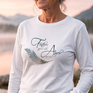 Federn erscheinen Engel nahe Memorial-Zitat T-Shirt