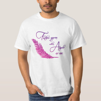 Federn erscheinen, wenn Engel in der Nähe des T -  T-Shirt