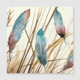 Federn in Aquarellfarbe auf getrocknetem Grashinte Magnetkarte