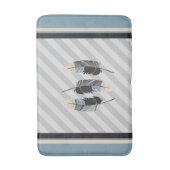 Federn in Creme, Grau und Blau Badematte (Vorderseite Vertikal)