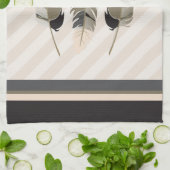 Federn in Creme, Grau und Braun Geschirrtuch (Gefaltet)