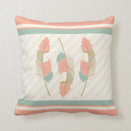 Federn in der Koralle, tadelloses Grünes und Sahne Kissen