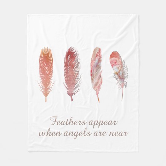 Federn in Rosa und Korallen auf weißem Engel Zitat Fleecedecke (Vorderseite)