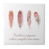 Federn in Rosa und Korallen auf weißem Engel Zitat Fliese (Vorderseite)