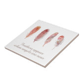 Federn in Rosa und Korallen auf weißem Engel Zitat Fliese (Seite)