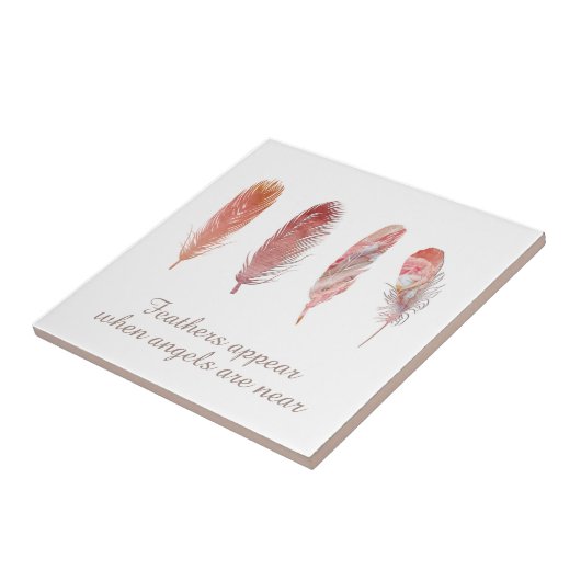 Federn in Rosa und Korallen auf weißem Engel Zitat Fliese (Seite)
