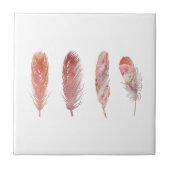 Federn in Rosa und Korallen auf weißem Hintergrund Fliese (Vorderseite)