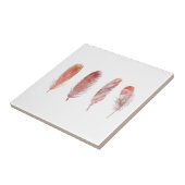 Federn in Rosa und Korallen auf weißem Hintergrund Fliese (Seite)