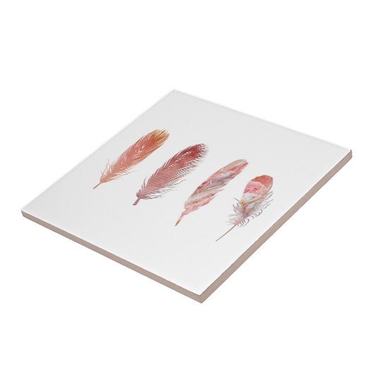 Federn in Rosa und Korallen auf weißem Hintergrund Fliese (Seite)