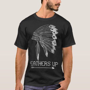 Federn stolz aufgerichtete indianische Kopfbedecku T-Shirt