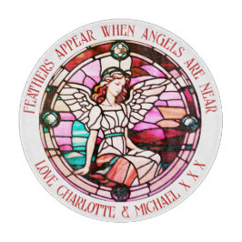 Federn tauchen auf, wenn Engel in der Nähe von fes Schneidebrett