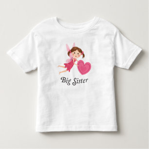 Fee der großen Schwester mit Liebeherz-T - Shirt