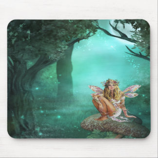 Fee, die auf einem Pilz-Flecken Mousepad sitzt