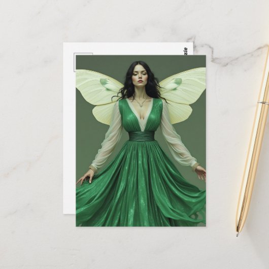 Fee im grünen Kleid mit Mottenflügeln Postkarte (Vorderseite/Rückseite Beispiel)