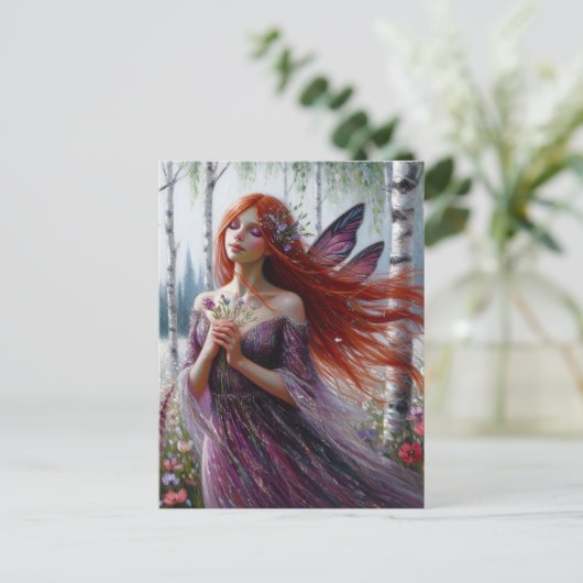 Fee in einem lila Kleid im Birch-Frühlingswald Postkarte (Stehend Vorderseite)