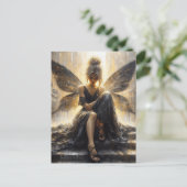 Fee in einem schwarzen Kleid auf der Treppe Postkarte (Stehend Vorderseite)