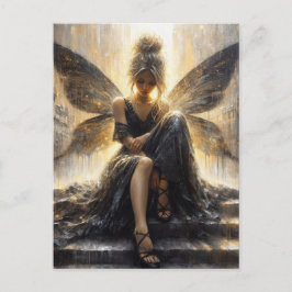 Fee in einem schwarzen Kleid auf der Treppe Postkarte