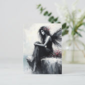 Fee in einem schwarzen Kleid, das auf der Kante si Postkarte (Stehend Vorderseite)