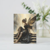 Fee in einem schwarzen und goldenen Kleid, das auf Postkarte (Stehend Vorderseite)