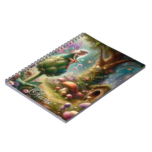 Fee sitzt auf einem Artichoke Magical Personalisie Notizblock (Linke Seite)