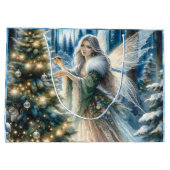 Fee und Weihnachtsbaum im verzauberten Wald Große Geschenktüte (Rückseite)