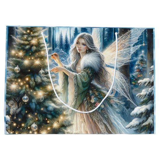 Fee und Weihnachtsbaum im verzauberten Wald Große Geschenktüte (Rückseite)