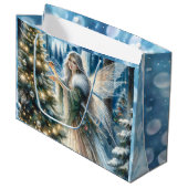 Fee und Weihnachtsbaum im verzauberten Wald Große Geschenktüte (Vorderseite Schrägansicht)