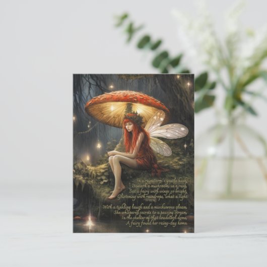 Fee unter Pilz im Regen Postkarte (Stehend Vorderseite)