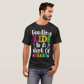 Feeding Kids is a Work of Heart Cafeteria School L T-Shirt (Vorne ganz)