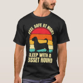 Feel Safe at Night Sleep With a Basset Hound T-Shirt (Vorderseite)