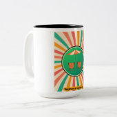 Feel the Holiday Vibes: Ein frisches und lustiges Zweifarbige Tasse (Vorderseite Links)