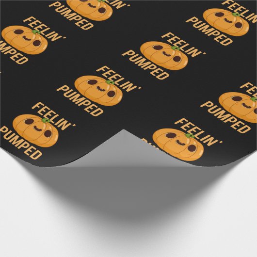 Feelin Pumped Funny Pumpkin Pun Dark BG Geschenkpapier (Ecke)