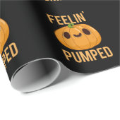 Feelin Pumped Funny Pumpkin Pun Dark BG Geschenkpapier (Rolleneckpunkt)