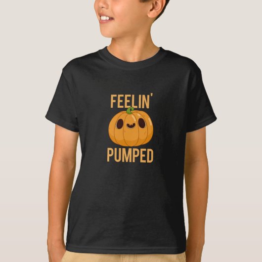 Feelin Pumped Funny Pumpkin Pun Dark BG T-Shirt (Vorderseite)